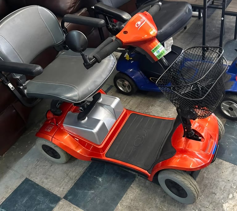 Folding mobility scooter 