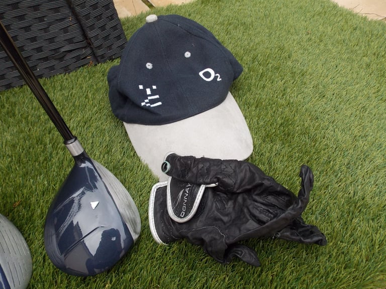 Mens Right Handed Tour Design Golf Club Set + Bag, Balls and Tees
