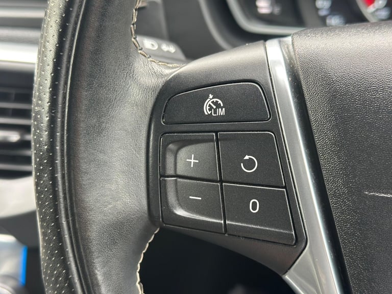 2015 Volvo V40 2.0 T2 R-Design Euro 6 (s/s) 5dr HATCHBACK Petrol Manual