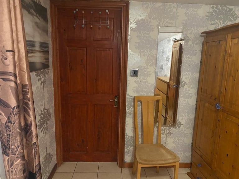 SPACIOUS  STUDIO  FLAT  WITH  ALL  BILLS  INC  CLOSE  TO  NIGHT  TUBE  &  BUSES