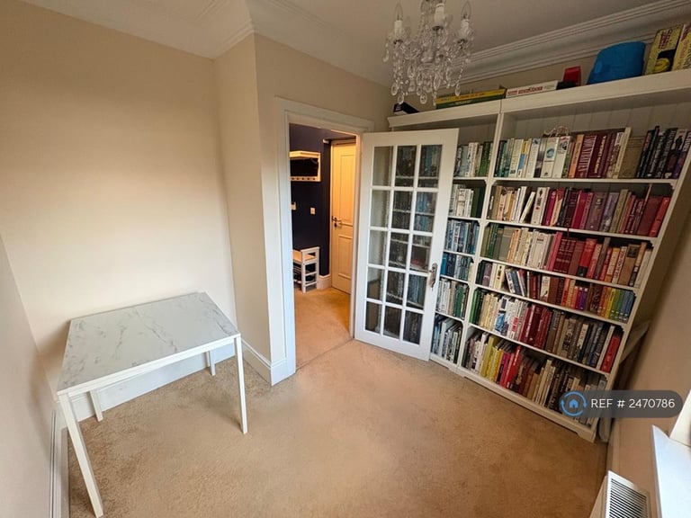 3 bedroom flat in Clickers Drive, Northampton, NN5 (3 bed) (#2470786)