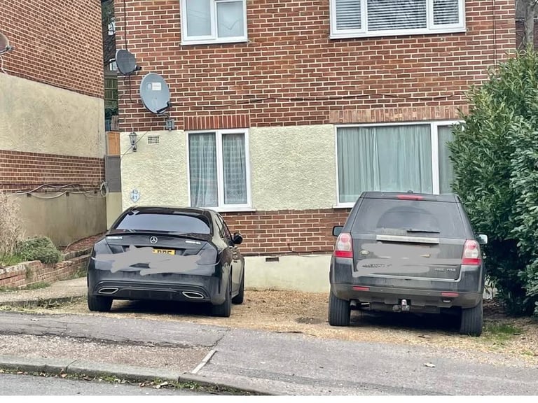 2-Bedroom Ground Floor Maisonette with Private Garden & Driveway