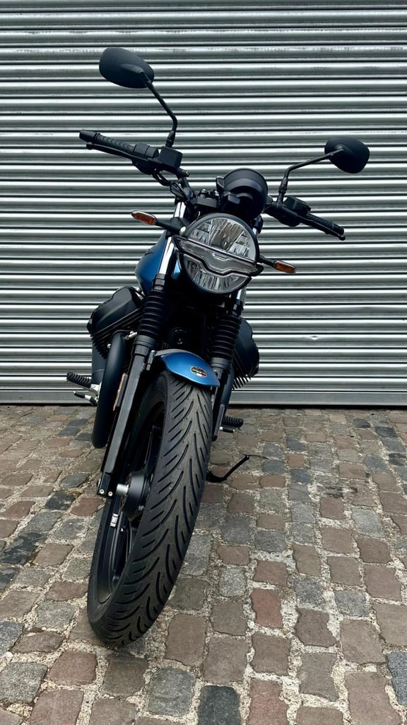 Moto Guzzi V7 Stone E5+ Blu Profondo In Stock Now