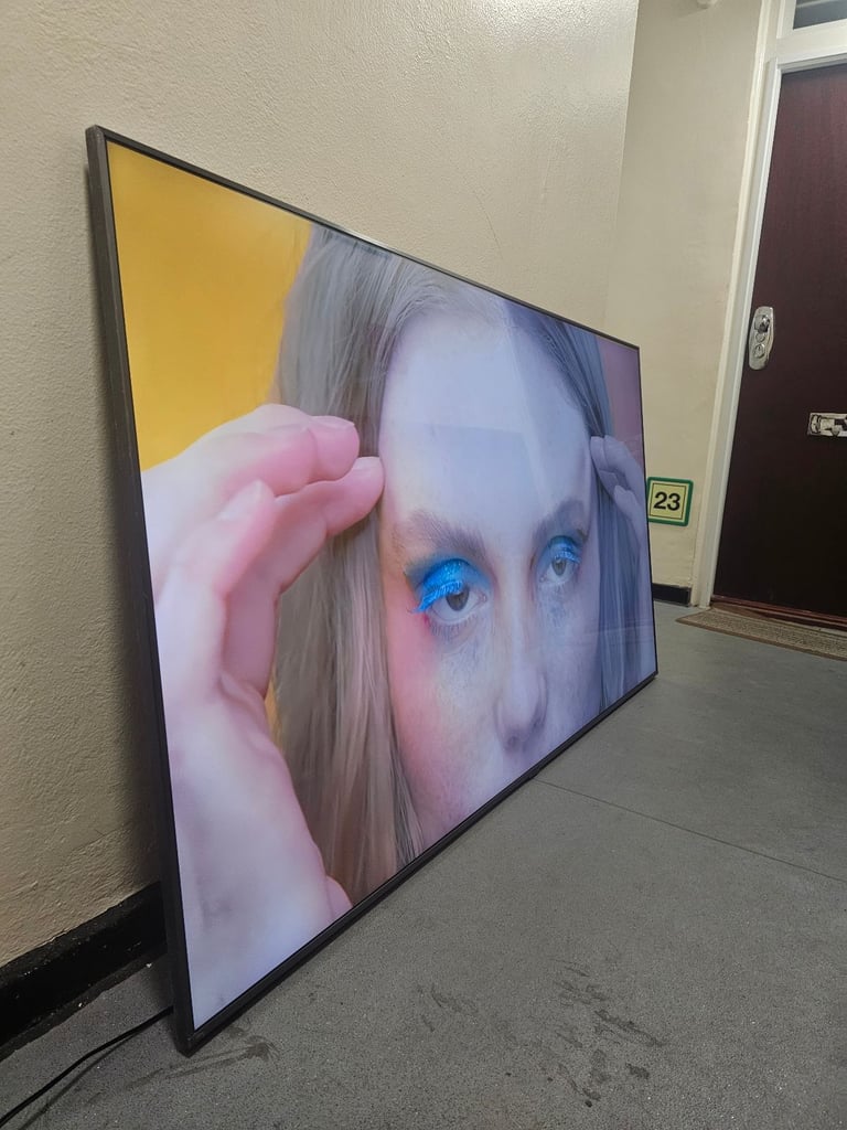 58" SAMSUNG QLED 4K ULTRA SMART TV WITH ORIGINAL STAND 