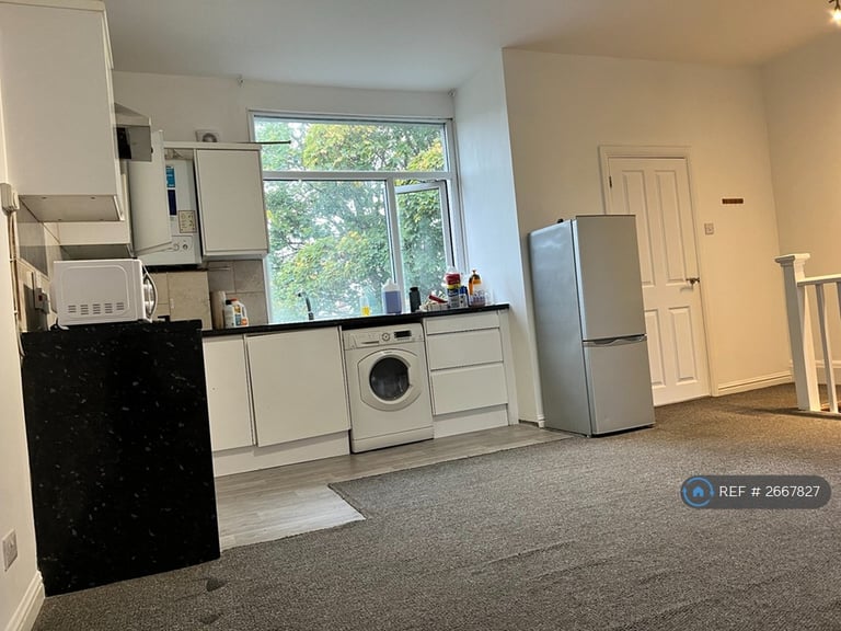 image for 2 bedroom flat in London Road, Westcliff-On-Sea, SS0 (2 bed) (#2667827)