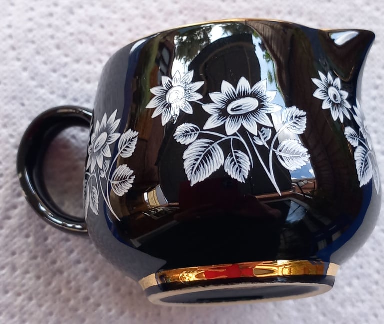 Prinkash Pottery Creamer & Sugar bowl, black with white flower pattern, gold inside and rims