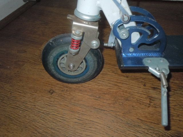 LIGHTWEIGHT KICK SCOOTER WITH HAND BRAKE