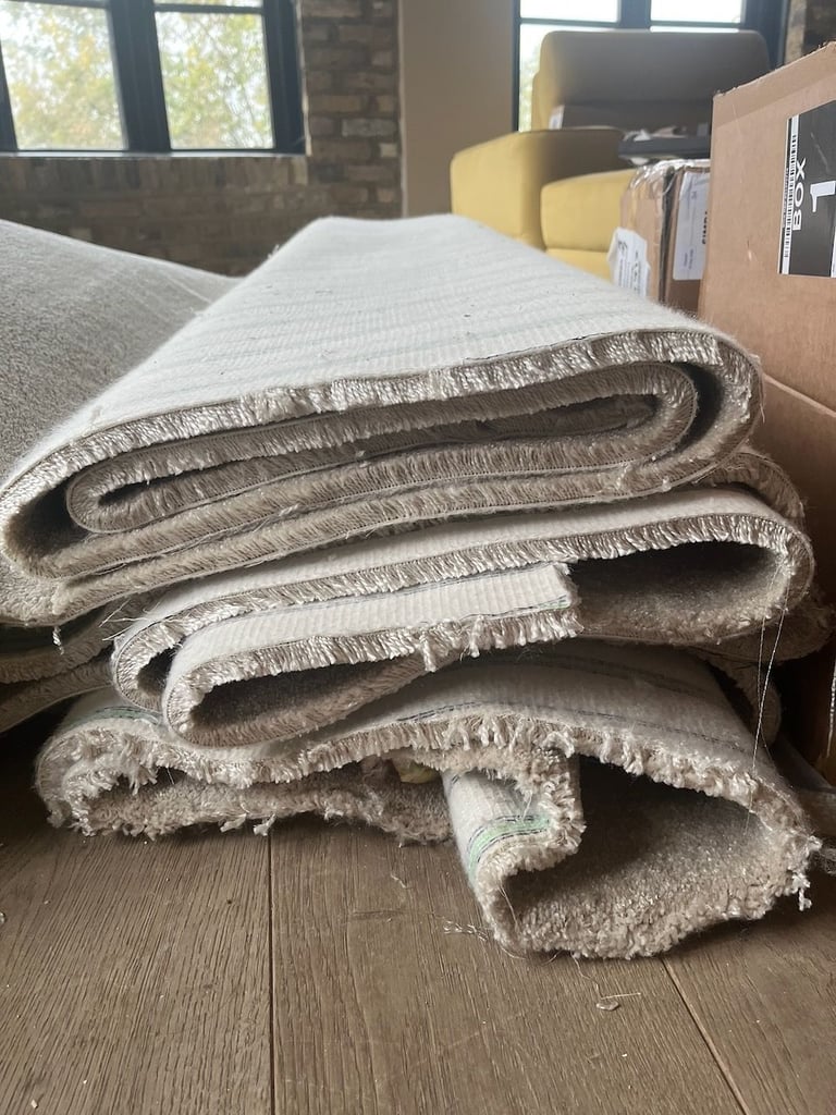 Grey thick carpet - 1 to 2 years old - approx 20m2