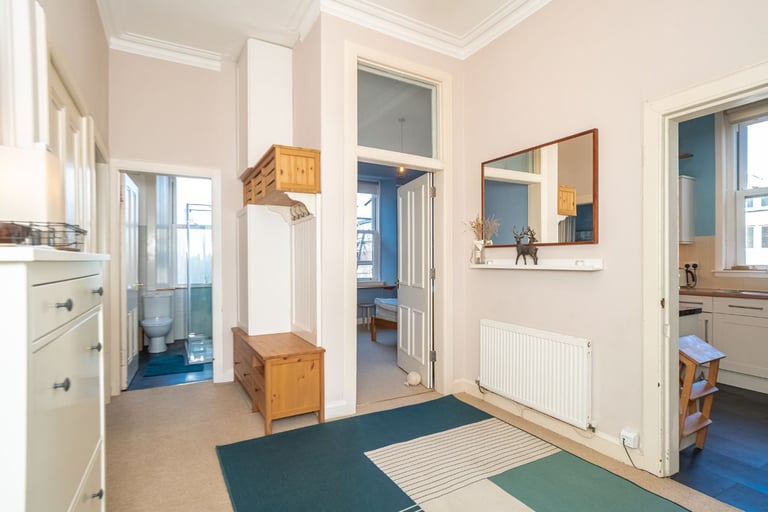 Bright, spacious, extremely well presented 3 bedroom property in Bruntsfield