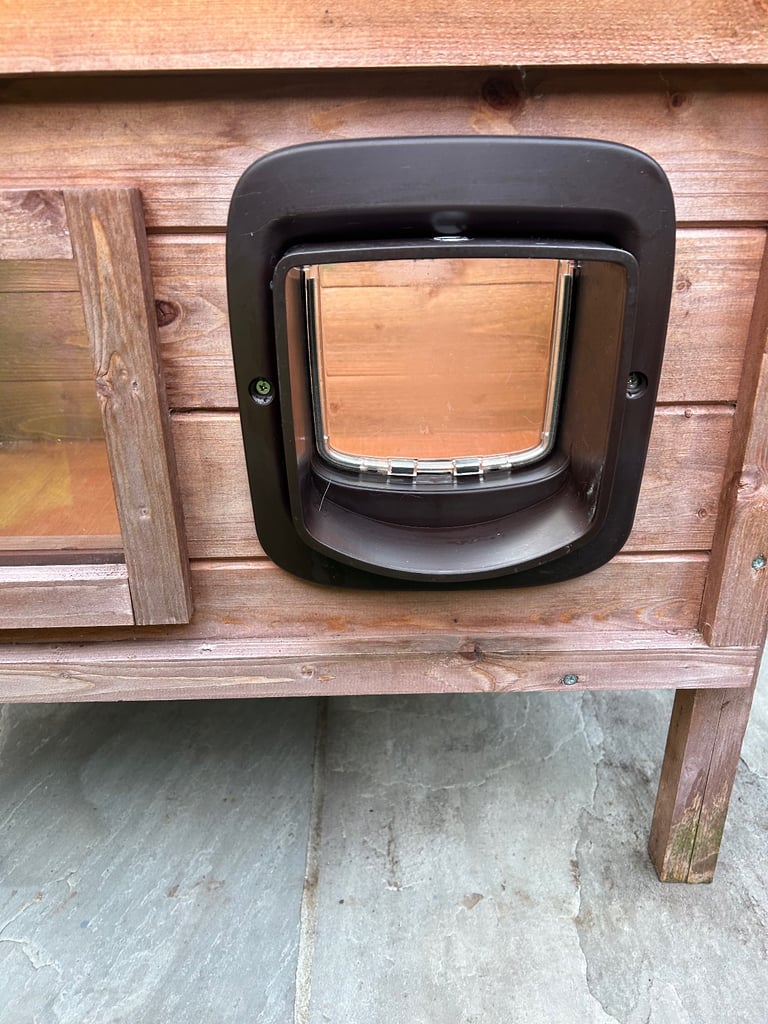 Cat House with micro chip flap 
