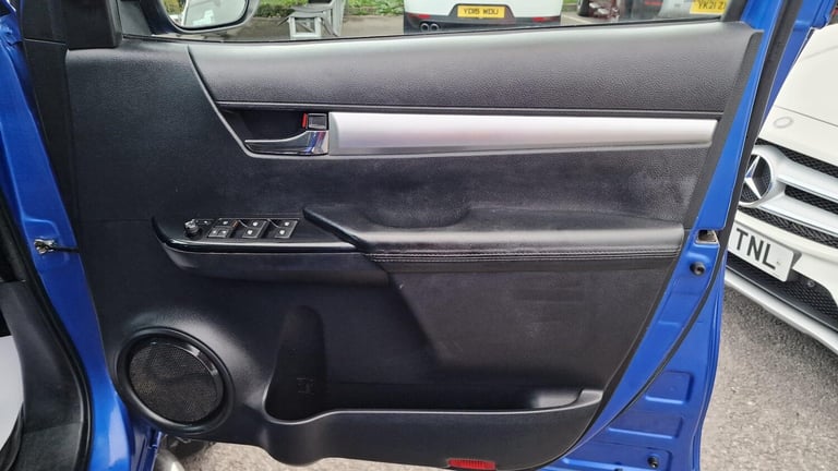 2017 Toyota Hilux 2.4 D-4D Invincible Auto 4WD Euro 6 4dr (TSS, 3.5t) PICK UP Diesel Automatic