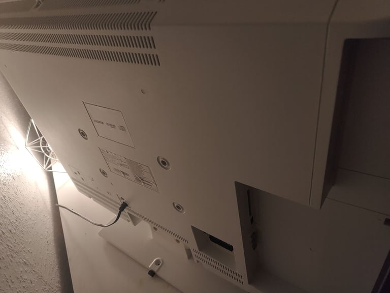 White TV/DVD TV only £30