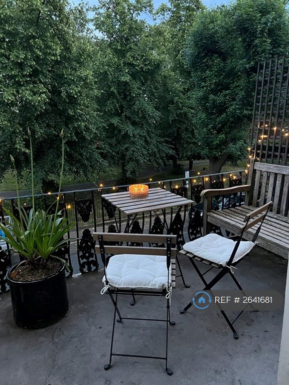 Studio flat in Oakley Square, London, NW1 (#2641681)