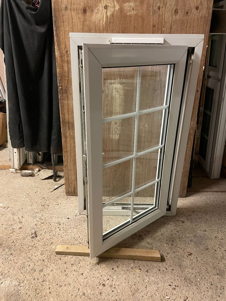 H 109 x W 65 cm - BEAUTIFUL GEORGIAN UPVC DOUBLE GLAZED WINDOW - CLEAR GLASS (REF: SJ466) 