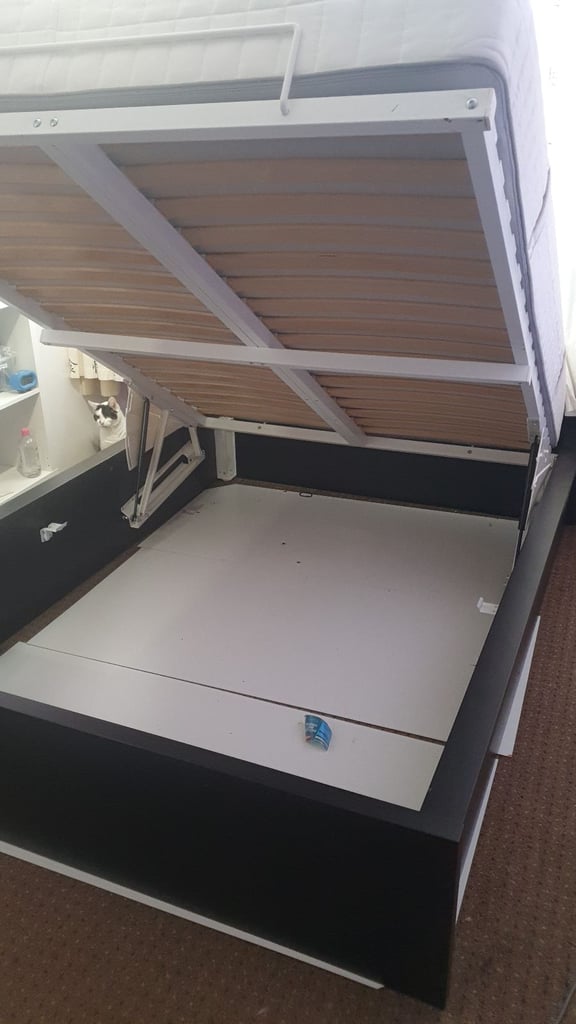 Double sized bed canapé