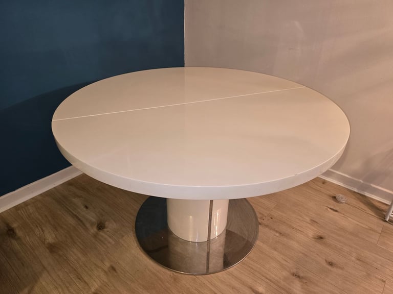 Extending gloss dining table 