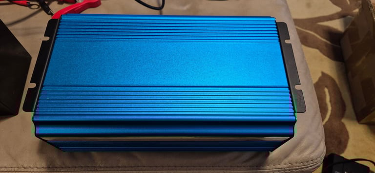 Power inventer 12V and 24V to 230V with portable battery 24V and charger.