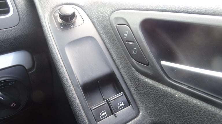 VOLKSWAGEN GOLF 1.4 Twist hatch petrol Silver Manual Petrol 2011