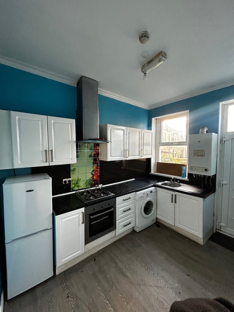 2 bed flat , separate kitchen , 1 seperate toilet and 2 very spacious rooms 