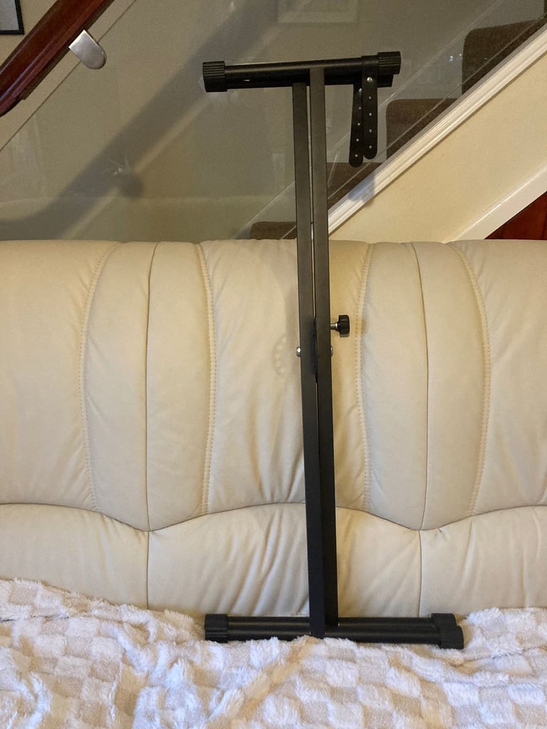 @@  HERCULES ACOUSTIC GUITAR STAND & KEYBOARD STAND .. BOTH IN V.G.C.  @@