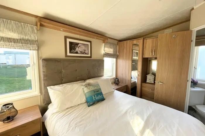 STATIC CARAVAN FOR SALE AT BROADLAND SANDS HOLIDAY PARK 