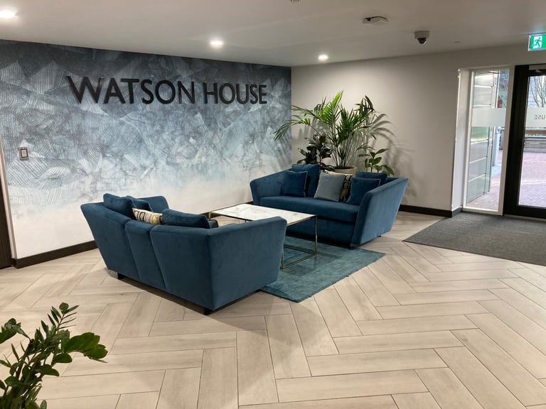 New Build Quality Lift Concierge Balcony Flat 2 Bed 2 Bath Gardens Gym Lounge Cinema Near Rail Bus