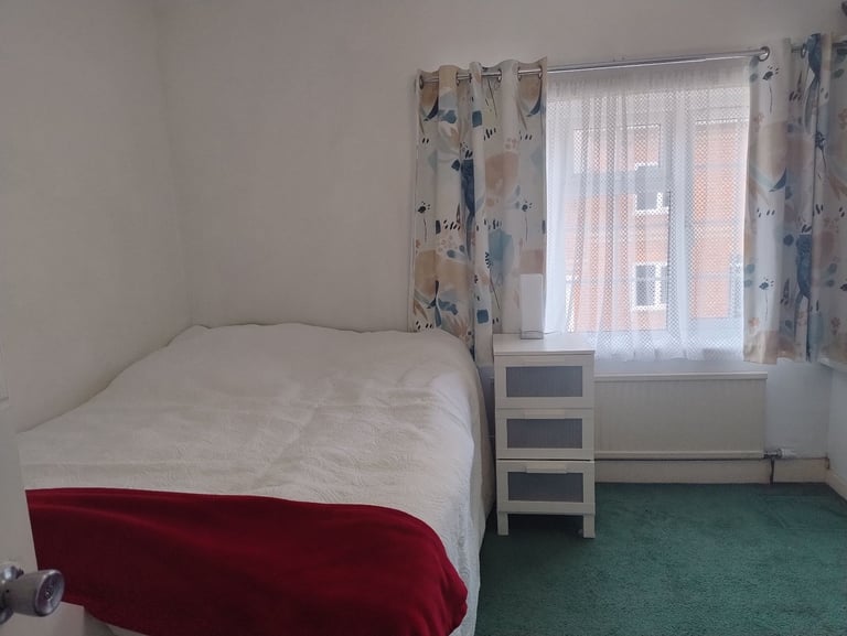 2 Double Rooms – Female Professionals Only – Reading Town Centre