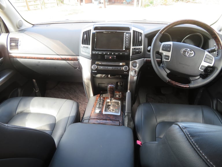 TOYOTA LAND CRUISER ZX 4.6 V8 PETROL 2014  22K MILES  1 OWNER 8 SEATER
