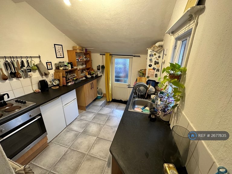 2 bedroom flat in Heaton, Newcastle Upon Tyne, NE6 (2 bed) (#2677835)