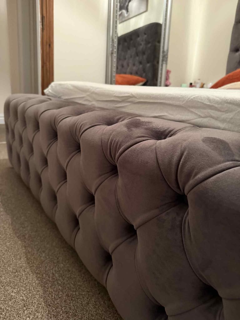Double bed frame Grey velvet Chesterfield style!