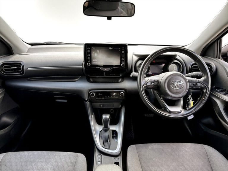  Toyota Yaris VVT-h Design Hatchback HYBRID Automatic