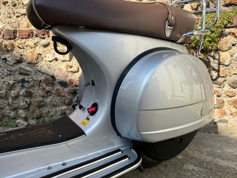 PIAGGIO VESPA - 2016 Petrol Manual in Grey