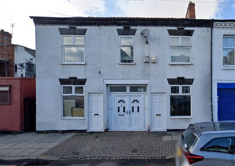 Opportunity 5 bed Property with Additional 2000SQFT commercial unit and 5 bed apartment. 