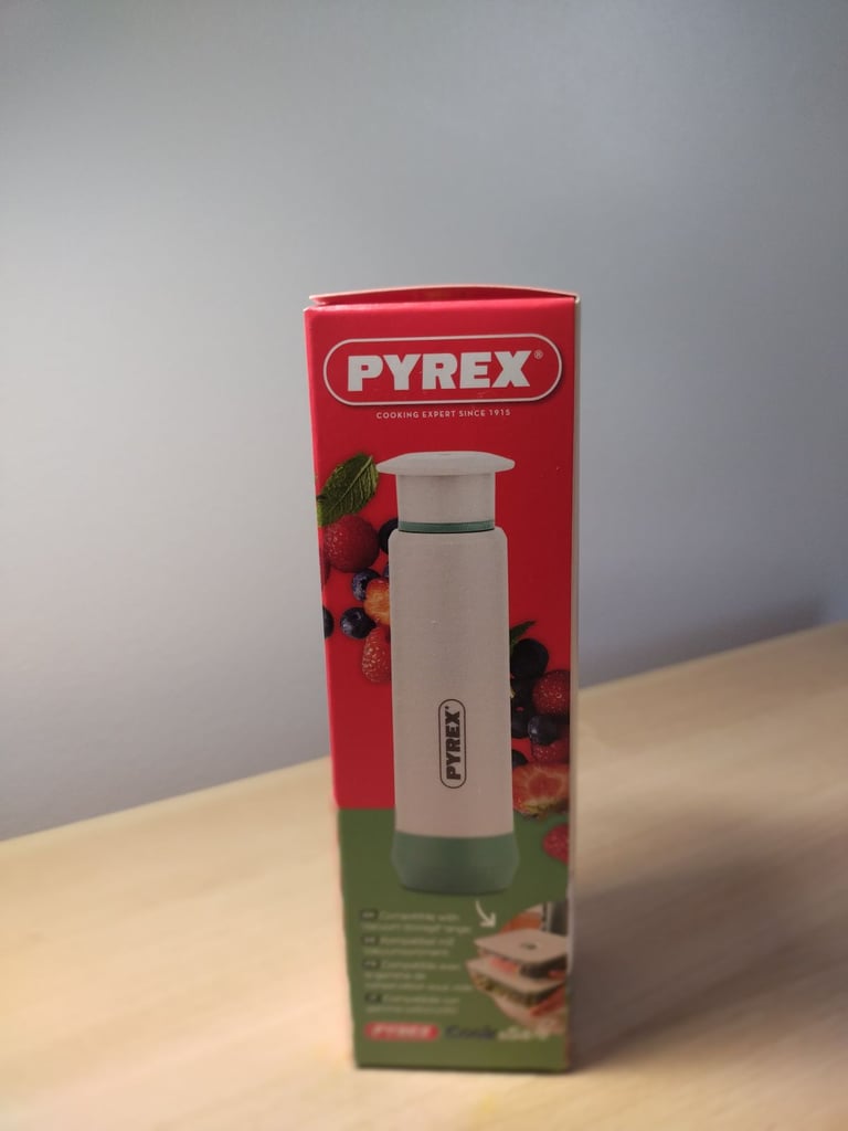 Pyrex Vacuum storage bowls with vacuum pump 