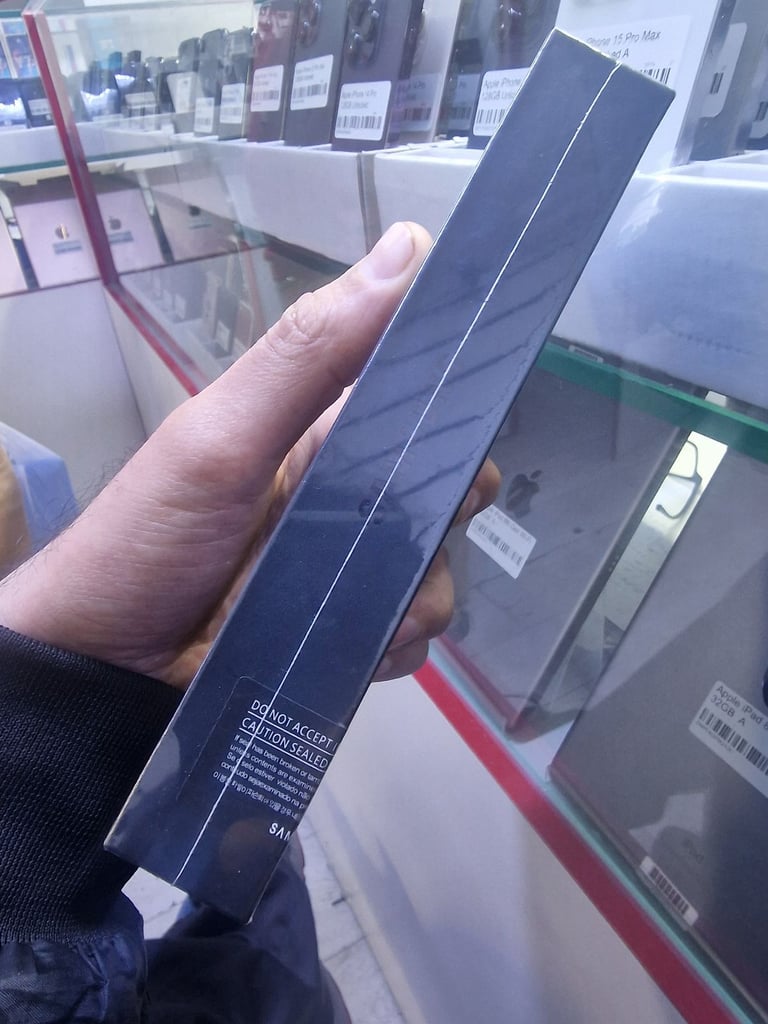 SAMSUNG GALAXY S22 ULTRA 5G 128GB BLACK &BURGUNDY SEALED PACK