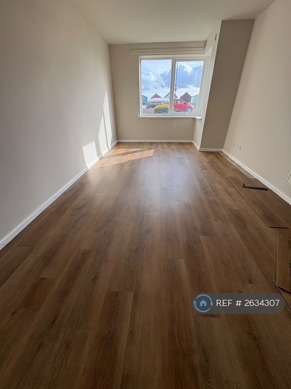 2 bedroom flat in Landguard Court, Felixstowe, IP11 (2 bed) (#2634307)