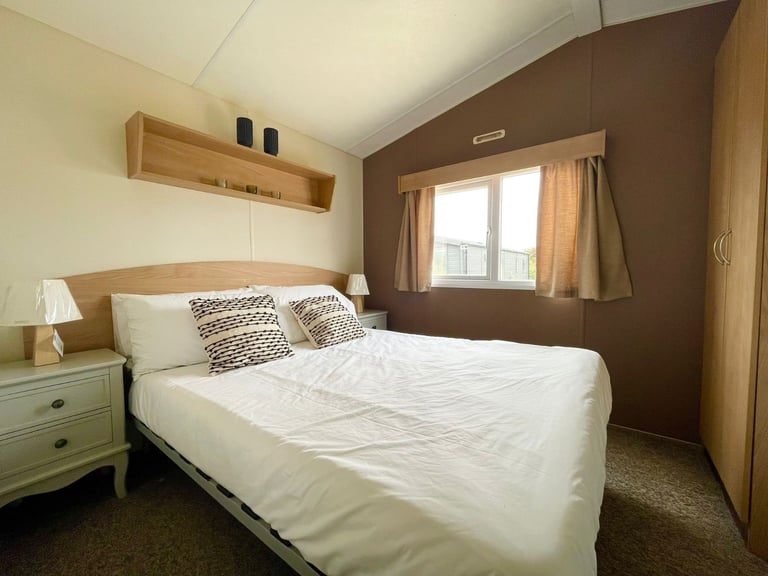 CHEAP STATIC CARAVAN FOR SALE AT BROADLAND SANDS HOLIDAY PARK - 11.5 MONTH OWNER SEASON