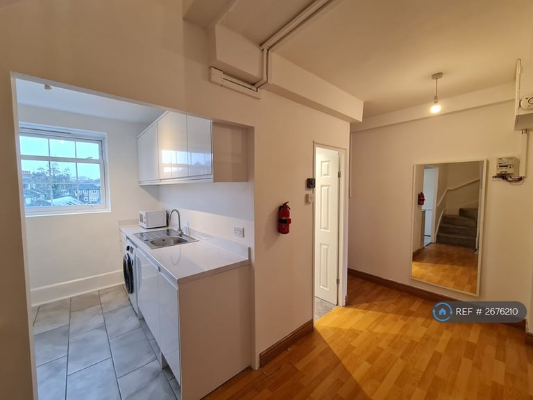 3 bedroom flat in Forster Road, London, SW2 (3 bed) (#2676210)