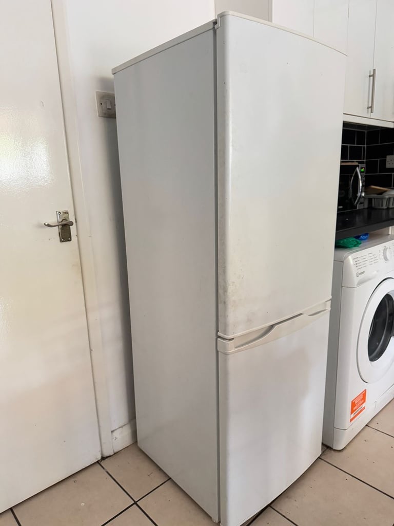 Fridge freezer (CAN DELIVER)
