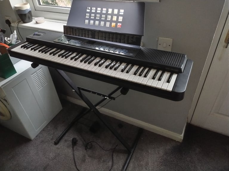 Electric keyboard Casio with power lead and stand in very good condition good working order 
