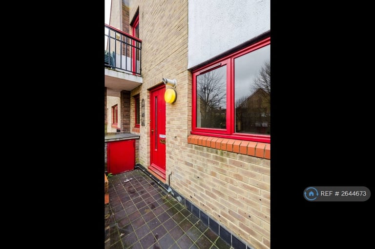 3 bedroom flat in Bywater Place, London, SE16 (3 bed) (#2644673)