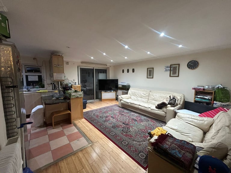 Lovely Double Room to rent. Greenford. Student/Working professional. £850pm including bills.UB6 8SD