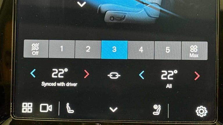 2025 Volvo XC40 2.0 B3P Ultra Dark 5dr Auto ESTATE PETROL Automatic