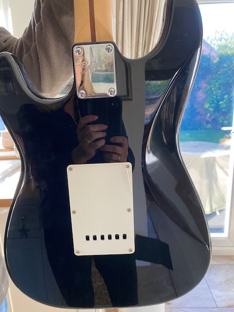 Squier Strat Fender Electric Guitar plus Fender Frontman 15Gamp