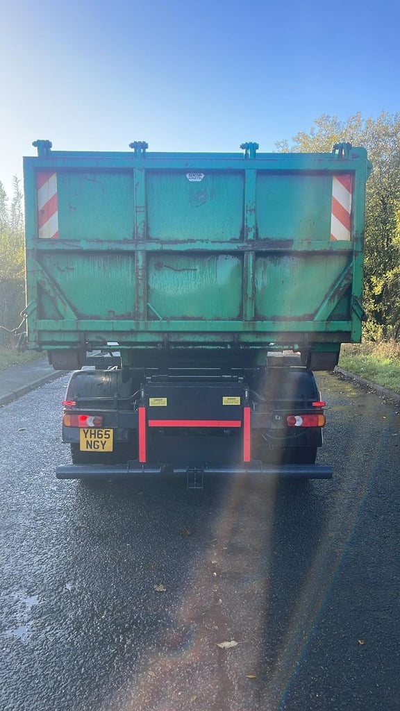 2015 (65) LEYLAND DAF LF220 HOOKLOADER. ENCLOSED BODY. 18 TON GVW. EURO 6. 