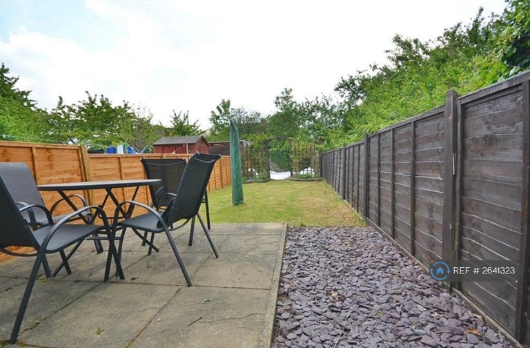 1 bedroom flat in Wiltshire Avenue, Slough, SL2 (1 bed) (#2641323)