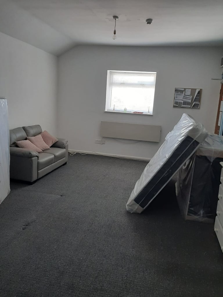 Self-Contained Flat Available in Small Heath