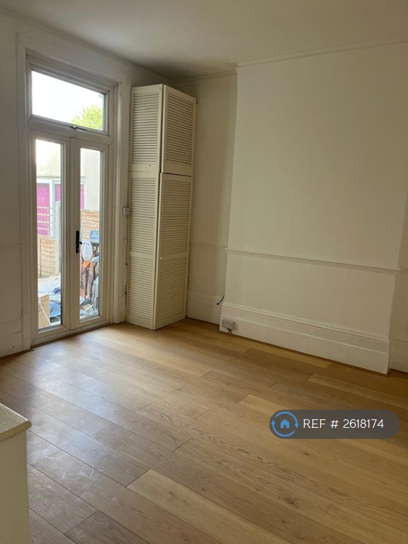 2 bedroom flat in Ballards Lane, London, N3 (2 bed) (#2618174)