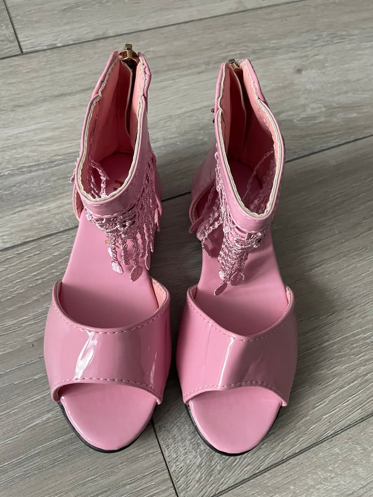 image for Princess Soft Soled Student Roman Shoes (size 30)