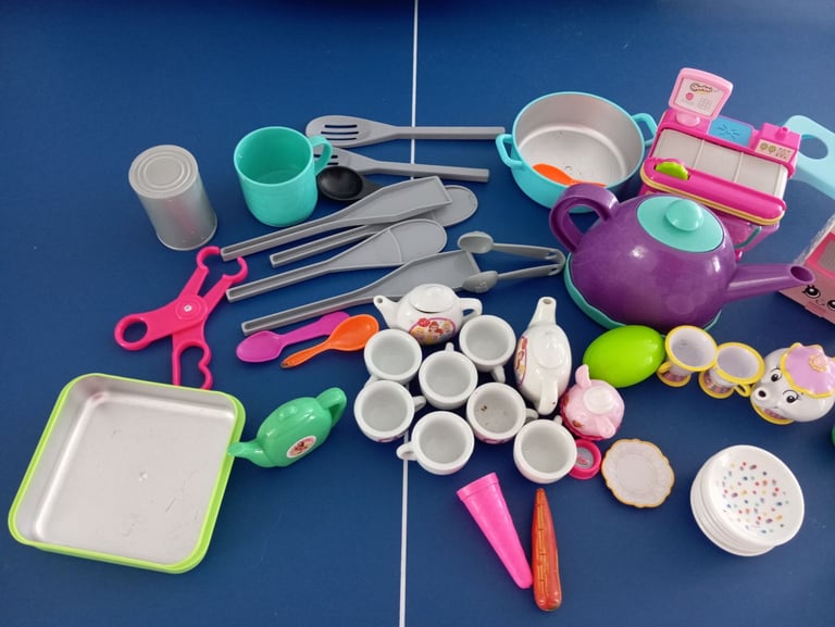 Tea pots and shop accessories toys